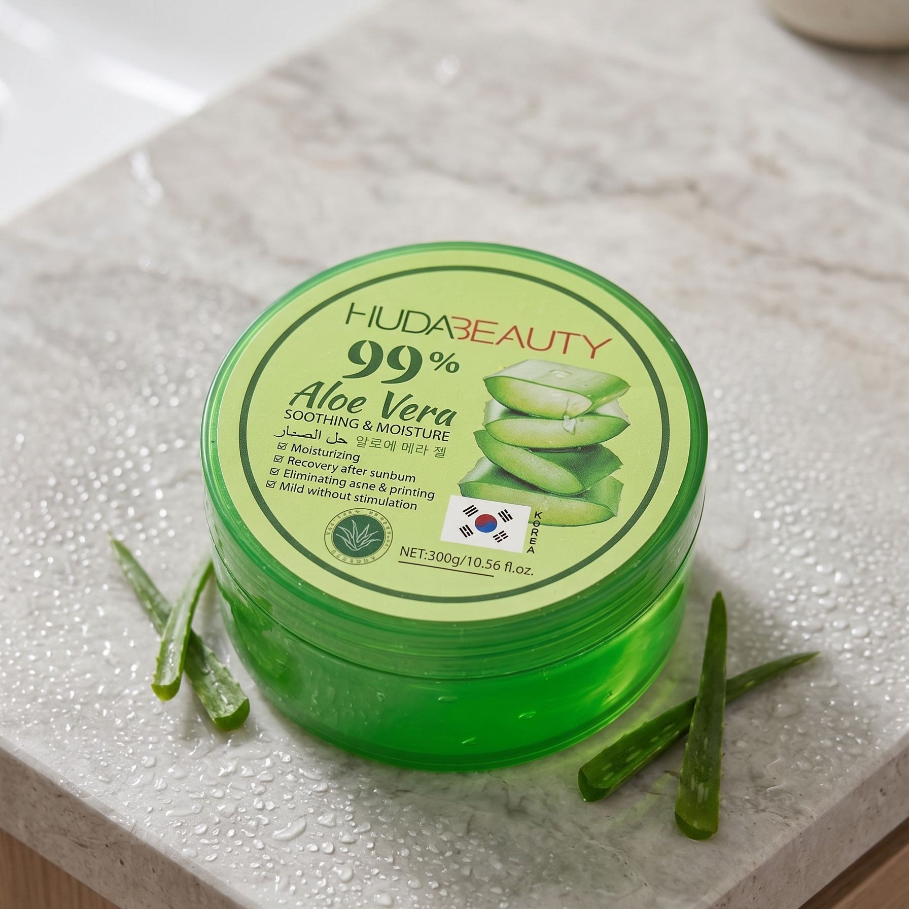 Veliko pakovanje HudaBeauty 99% Aloe Vera Soothing Gel u prozirnoj zelenoj kutiji od 300 mililitara na svetloj podlozi